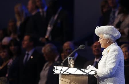 Britain's Queen Elizabeth opens the 2014 Commonwealth Games at Celtic Park in Glasgow, Scotland, July 23, 2014. REUTERS/Suzanne Plunkett
