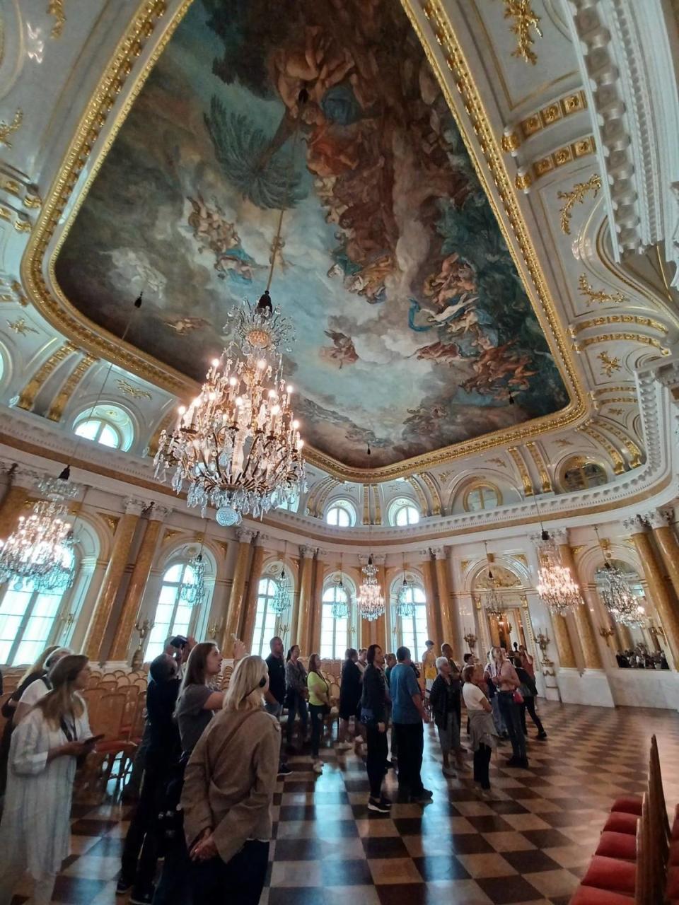 El palacio está abierto a los viajeros que pueden conocer los aposentos reales, la sala del trono, la colección de pinturas y objetos decorativos recuperados con una audioguía en castellano. 