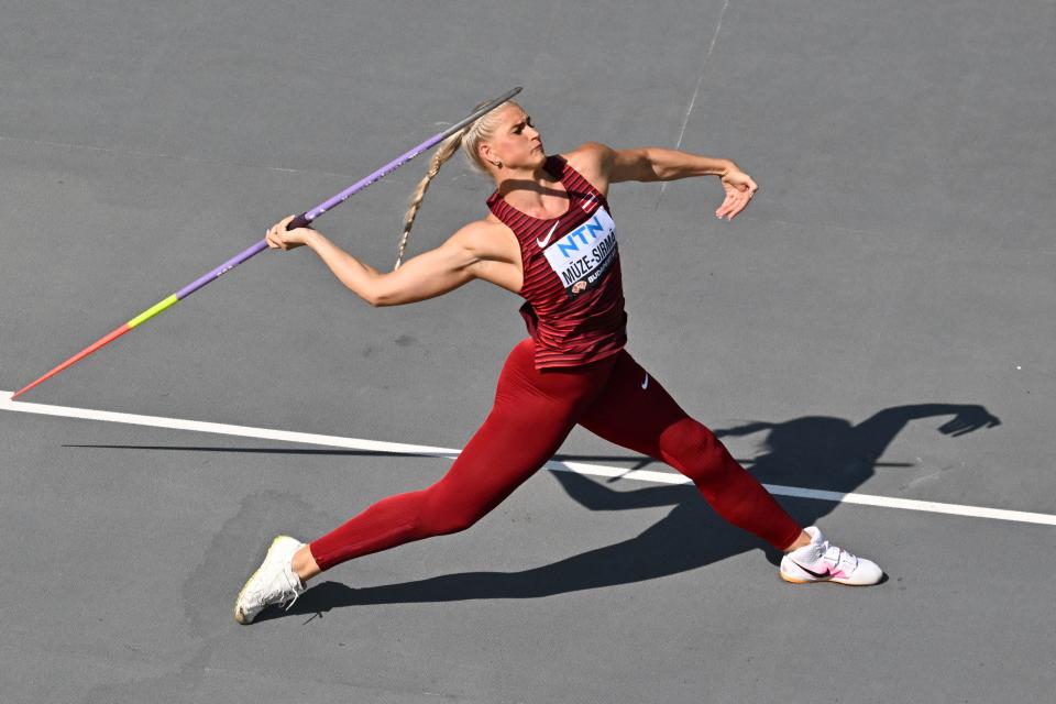 Līna Muzi Sirmā no Latvijas startē šķēpa mešanā sievietēm A grupā IAAF pasaules čempionātā Nacionālajā vieglatlētikas centrā Budapeštā 2023. gada 23. augustā. (Foto: Antonins Thuillier/AFP) (Foto: Antonin Thuillier/AFP caur Getty Images )