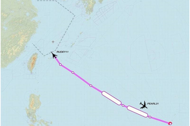 一架美軍B-1B戰略轟炸機16日徑直朝中國的「東海防空識別區」飛去。（翻攝推特）