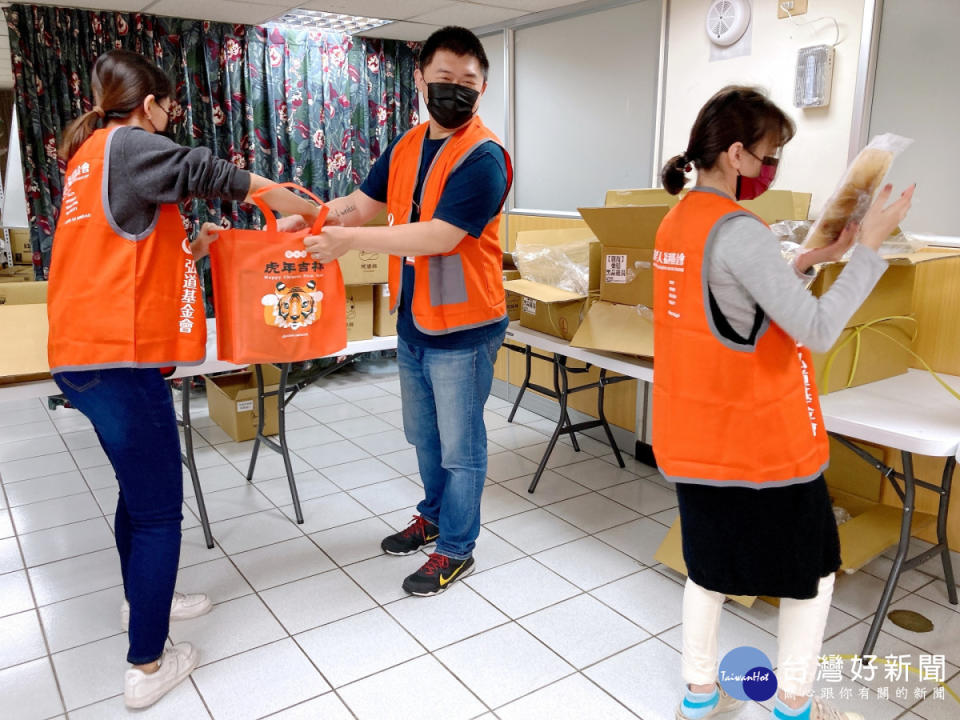 弘道臺中服務處夥伴一大早整理分裝227份年菜。圖／弘道基金會提供