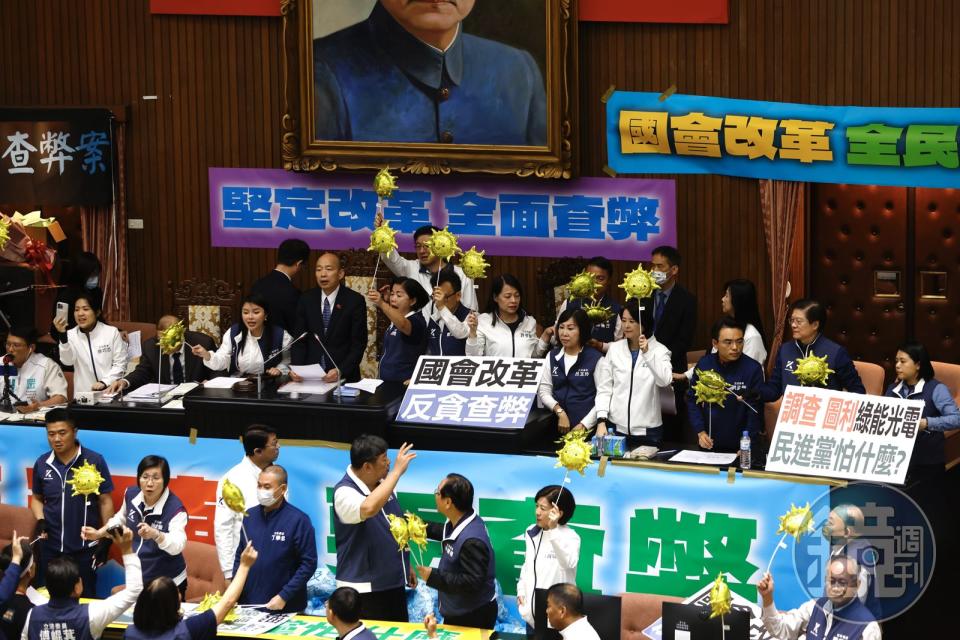 國會改革三讀後，台上國民黨立委高喊讓陽光照進國會。