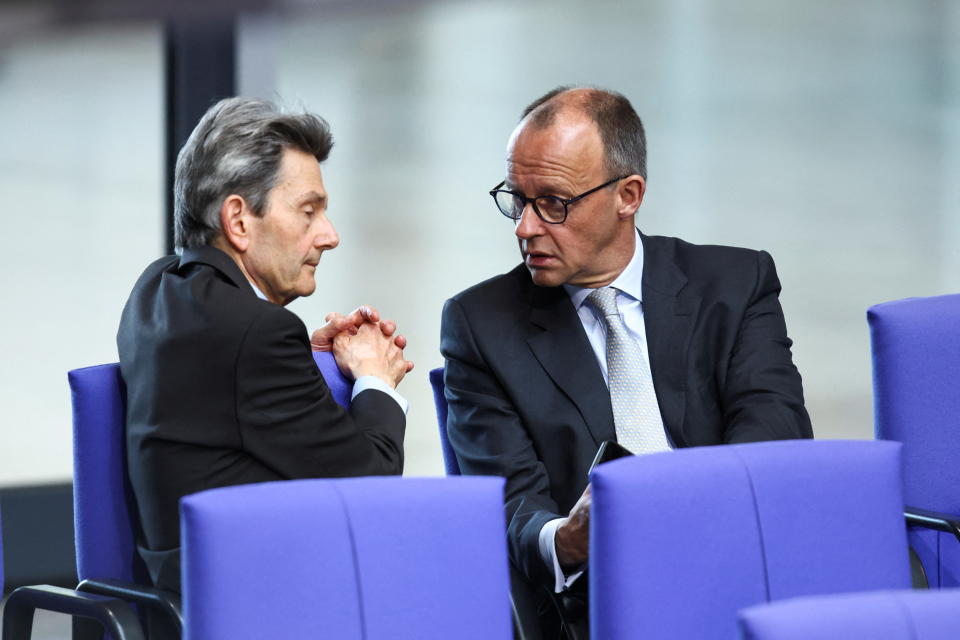 Rolf Mützenich, hier mit Friedrich Merz, verliert die Geduld (Bild: Reuters)