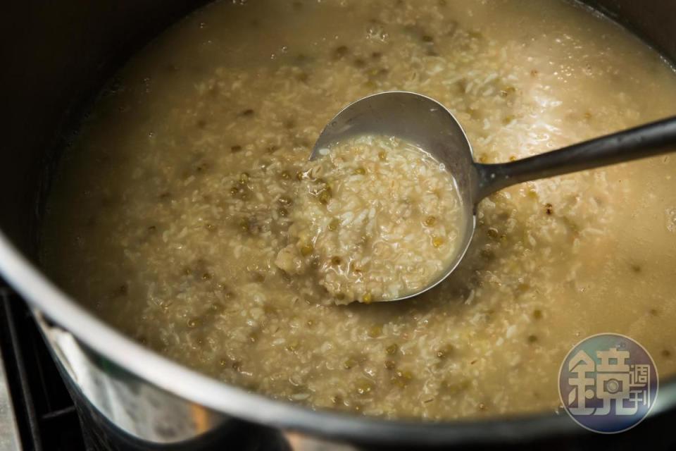 最普通的綠豆稀飯，熬煮要適時攪拌才不會糊。「很多外省伯伯天天要來店裡吃一碗。」張怡安說。(35元/碗)