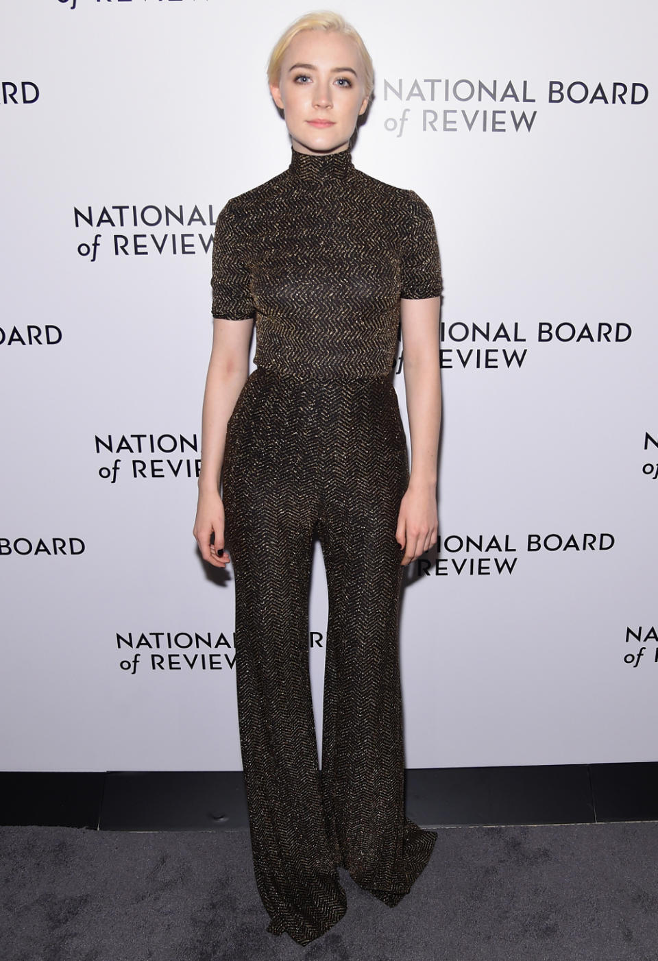 <p>Und dabei gehört zu einem spannenden Look so wenig, wie Saoirse Ronan auf den National Board Of Review Awards bewies, wo sie ihren Jumpsuit von Emilia Wickstead stilsicher mit nichts weiter als einem wunderbar frischen Styling kombinierte. (9. Januar 2018, Bild: Getty Images) </p>