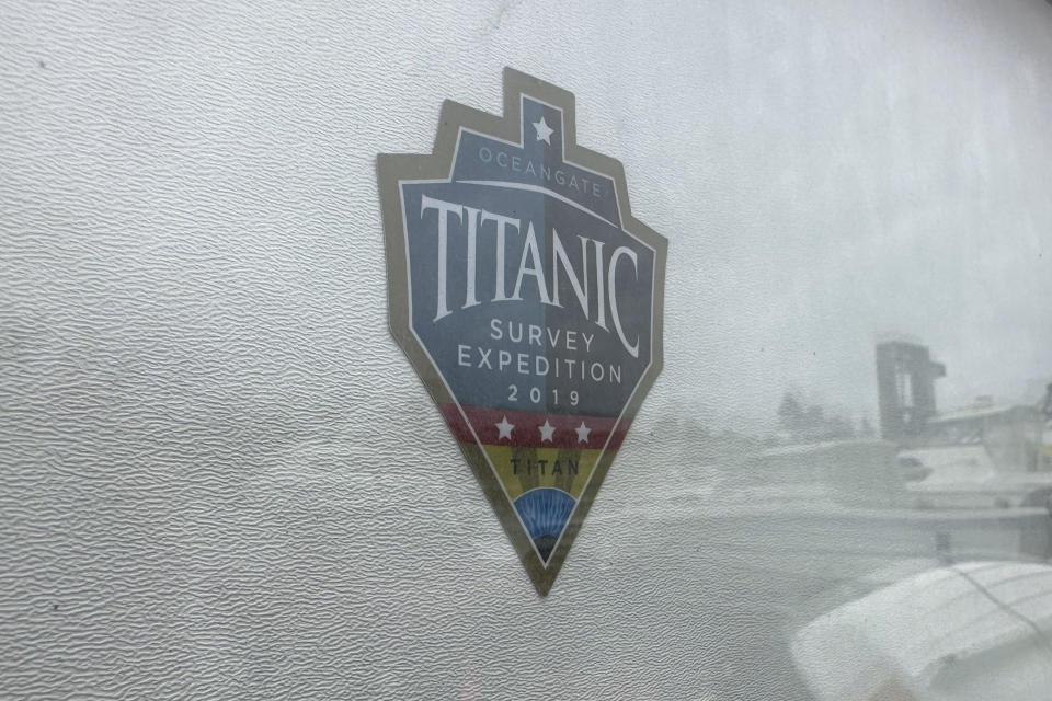El logo de OceanGate Expeditions 2019 Titanic, visto en la puerta de un almacén en Everett, Washington, el 20 de junio de 2023. (AP Foto/Ed Komenda)