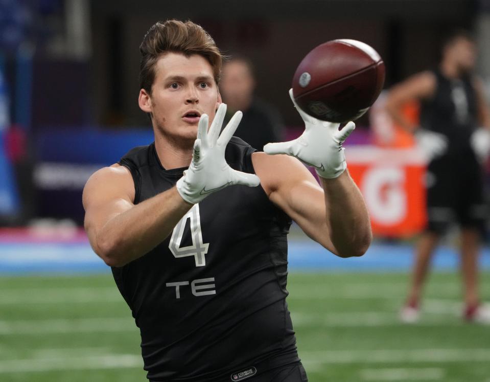 SMU tight end Grant Calcaterra (TE04) goes through drills during the 2022 NFL Scouting Combine at Lucas Oil Stadium.