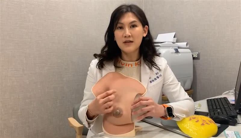 高雄市立大同醫院整形外科主任賴雅薇表示，女性本身較瘦，用手電筒看出是否隆乳是有可能的。（圖／翻攝畫面）