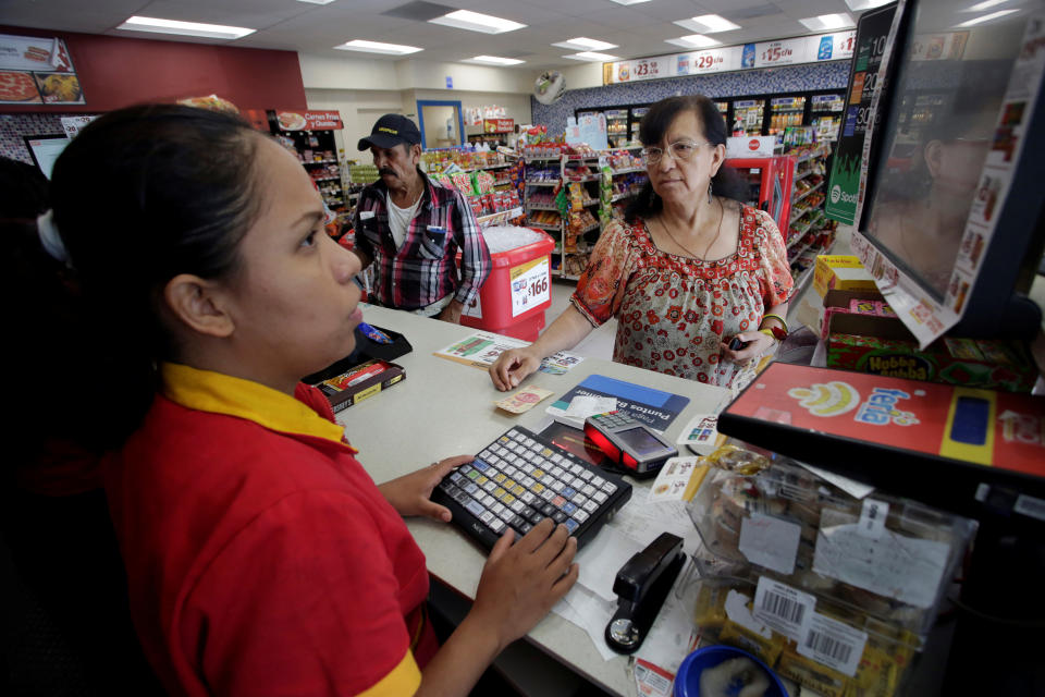 Oxxo presta servicios financieros y logra atender a 50% de la población mexicana, que no está bancarizada (Foto: Reuters / Daniel Becerril). 