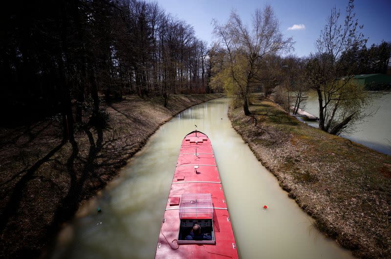 SUR UN LAC DES ALPES, LES MARINS APPRENNENT À NE PAS S'ÉCHOUER DANS LE CANAL DE SUEZ