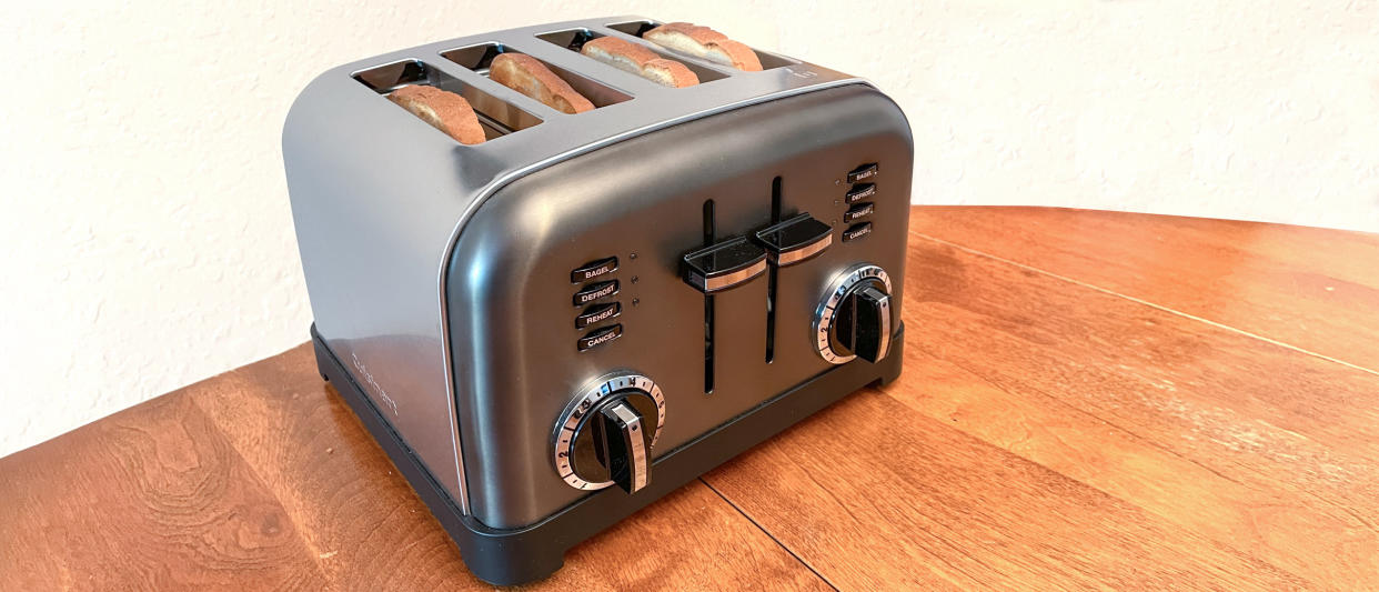  Cuisinart CPT-180 4-Slice Classic Metal Toaster with bread. 