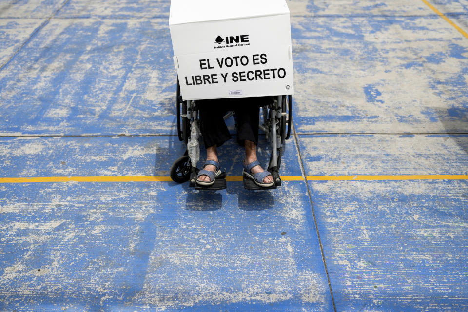 Una mujer ejerce el voto en una urna adaptada para personas que requieren asistencia, en las elecciones presidenciales en Ciudad de México, el domingo 2 de junio de 2024. (AP Foto/Matías Delacroix)