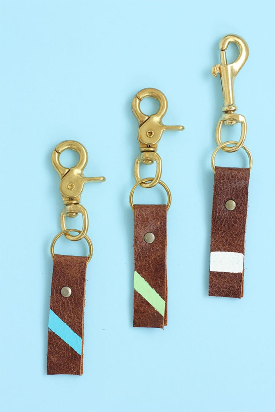 leather keychain with colored stripe (Alice & Lois)