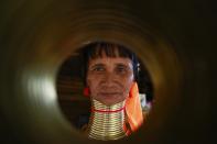 <p>Hoy en día, sólo un puñado de ancianas kayan conoce la técnica para cambiarse los collares, lo que suele hacerse en celebraciones organizadas en noches de luna llena. En la imagen, Mu Shan de 80 años posa con su gran collar de bronce en el estado de Kayah en la frontera de Myanmar con Tailandia.</p>
