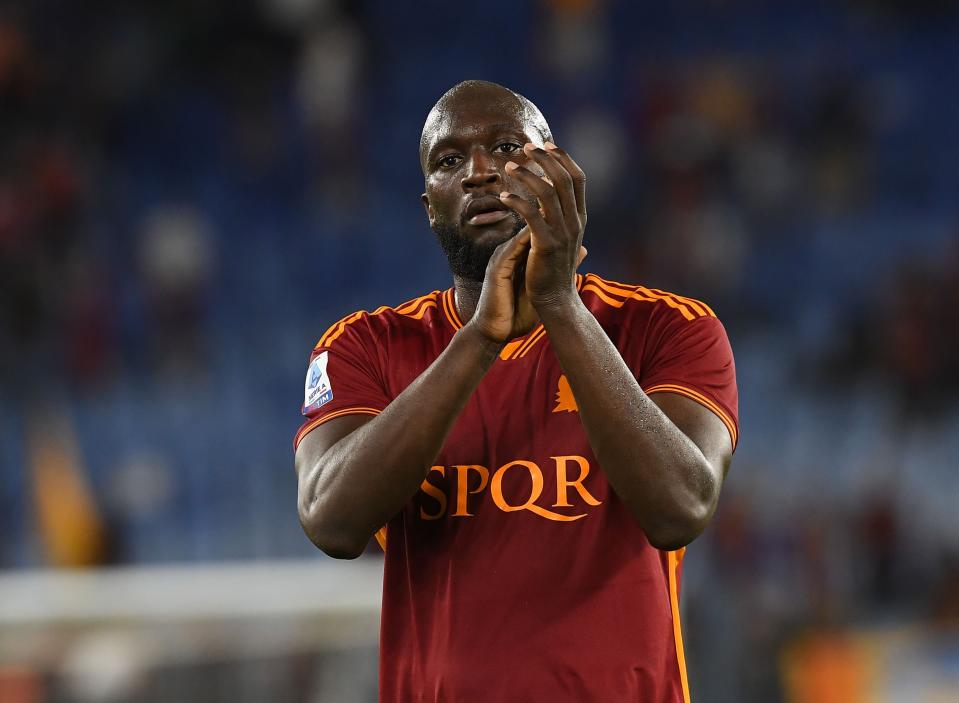 ROME, ITALY - SEPTEMBER 01: Romelu Lukaku of AS Roma greets the fans at the end of the Serie A TIM match between AS Roma and AC Milan at Stadio Olimpico on September 01, 2023 in Rome, Italy. (Photo by Silvia Lore/Getty Images)