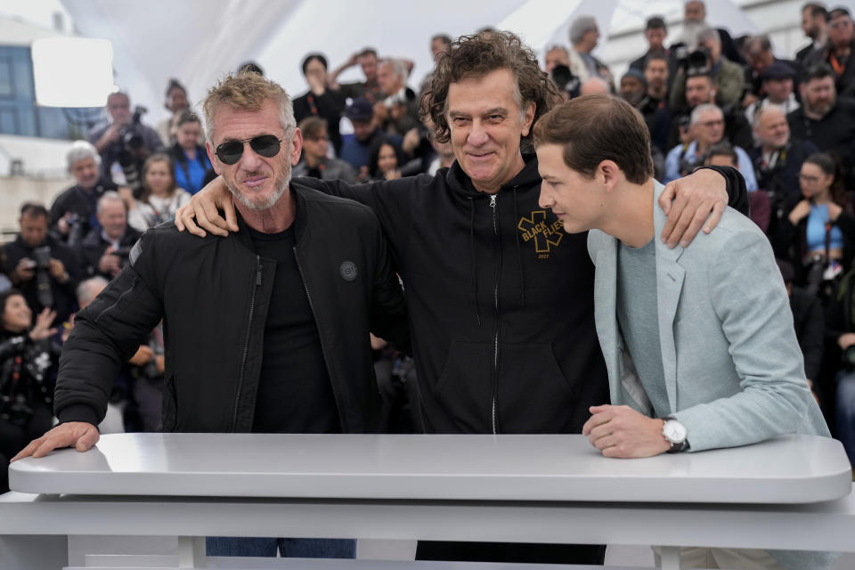 Sean Penn, from left, director Jean-Stephane Sauvaire, and Tye Sheridan pose for photographers at the photo call for the film 'Black Flies' at the 76th international film festival, Cannes, southern France, Friday, May 19, 2023. (Photo by Scott Garfitt/Invision/AP)