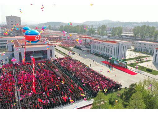 北韓人民普天同慶。（圖／翻攝自Martyn Williams推特）