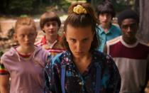 Seit Eleven (Millie Bobby Brown, vorne) und ihre Freunde 2016 in "Stranger Things" die Streamingwelt betraten, gehört die Serie zu den größten Netflix-Erfolgen überhaupt. Die spannende Mystery-Geschichte machte die jungen Schauspielerinnen und Schauspielern zu Stars - und bescherte ihnen so manche große Rolle, wie unsere Galerie verrät. (Bild: Netflix)