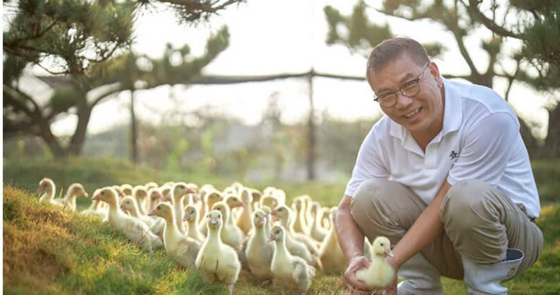 吳祥斌是台灣鵝肉第一品牌芳源畜牧場負責人，年營業額超過千萬元，更有「科技鵝王」之稱。（圖／翻攝自芳源畜牧網官網）