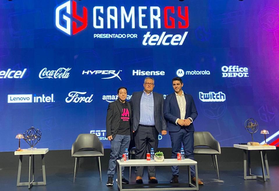 En la foto: Eduardo Cázares, Product Manager en Riot Games; Enrique Arias, Director de Marketing de Telcel; y Juan Diego García, Director de Desarrollo de Negocios de GGTech Latinoamérica