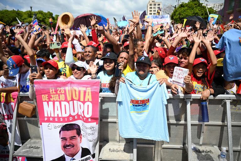 Seguidores del presidente Nicolás Maduro, en Maracaibo. (Raul ARBOLEDA / AFP)