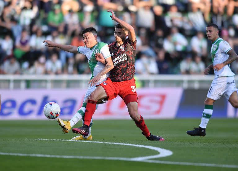 Simón intenta controlar el balón, en un tramo del primer tiempo