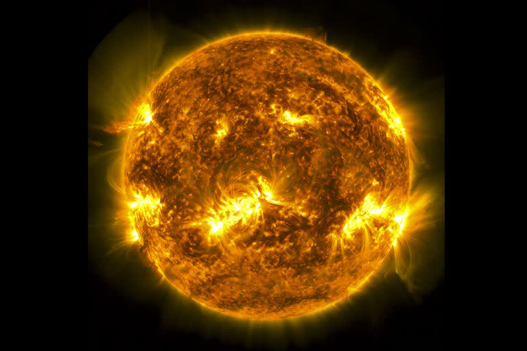Una llamarada solar en el lado izquierdo del Sol, el 10 de enero de 2023, capturada por el Observatorio de Dinámica Solar de la NASA