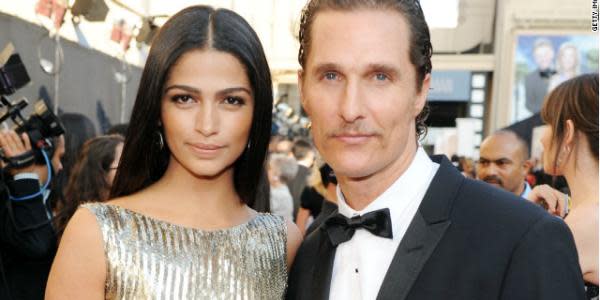 Mathew McConaughey y su esposa reparten cubrebocas en hospitales de Texas