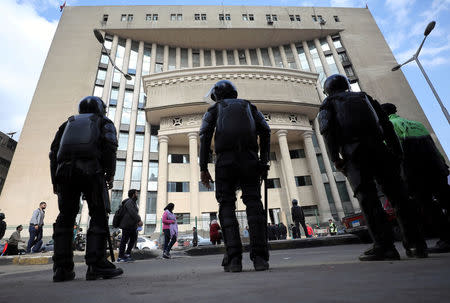 Egyptian security forces stand guard outside the court during the trial of human rights lawyer and ex-presidential candidate, Khaled Ali in Cairo, Egypt, January 3, 2018. REUTERS/Mohamed Abd El Ghany