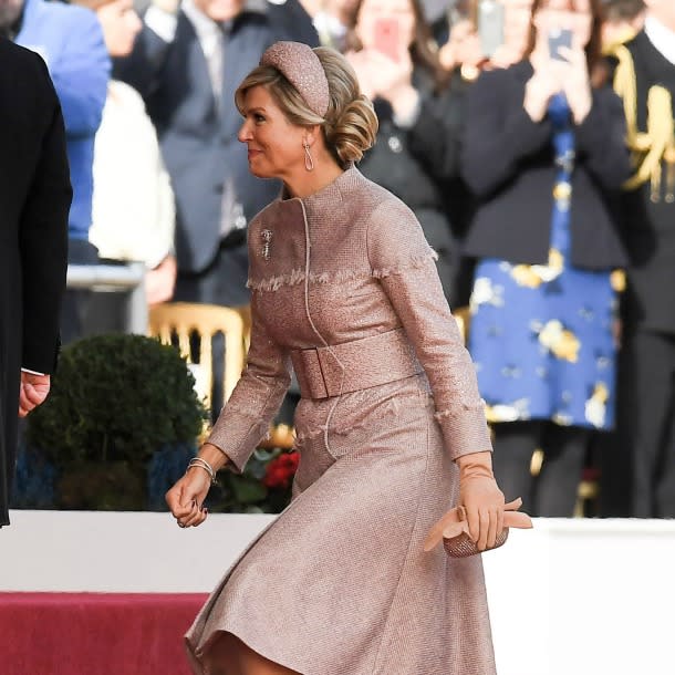 <p>Ella eligió un vestido abrigo en lana rosa pálido de su diseñador favorito Claes Iversen. </p>