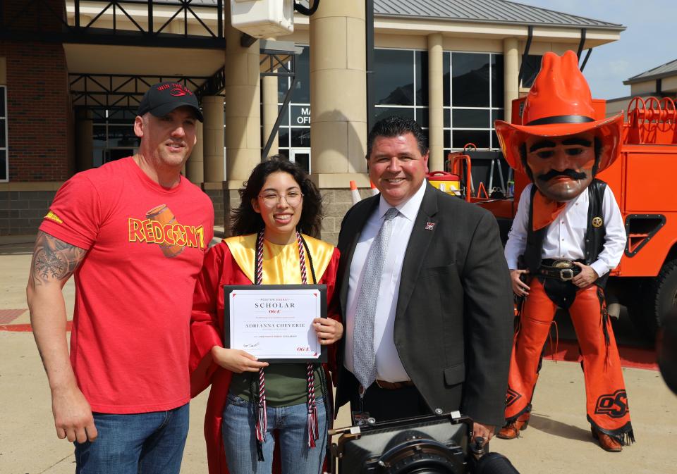 Adrianna Cheverie, center, is pictured with her father, Jeffrey Cheverie, at left, Mustang Schools superintendent Charles Bradley and Pistol Pete.