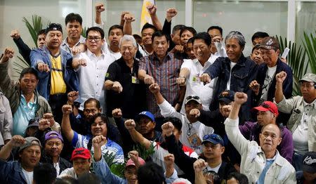 Overseas Filipino workers who were repatriated by the Philippine government from Saudi Arabia, pose with Philippine President Rodrigo Duterte after arriving at the Ninoy Aquino International Airport in Manila, Philippines August 31, 2016. REUTERS/Erik De Castro