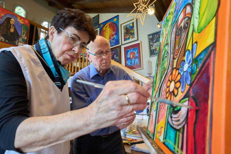 Beate and Ulrich Heinen jointly work on a piece of art in her studio. Thomas Frey/dpa