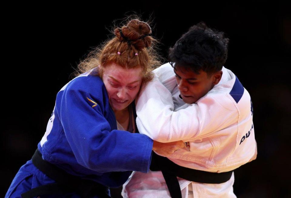 Awiti vestida de blanco en una lucha de judo en Paris 2024