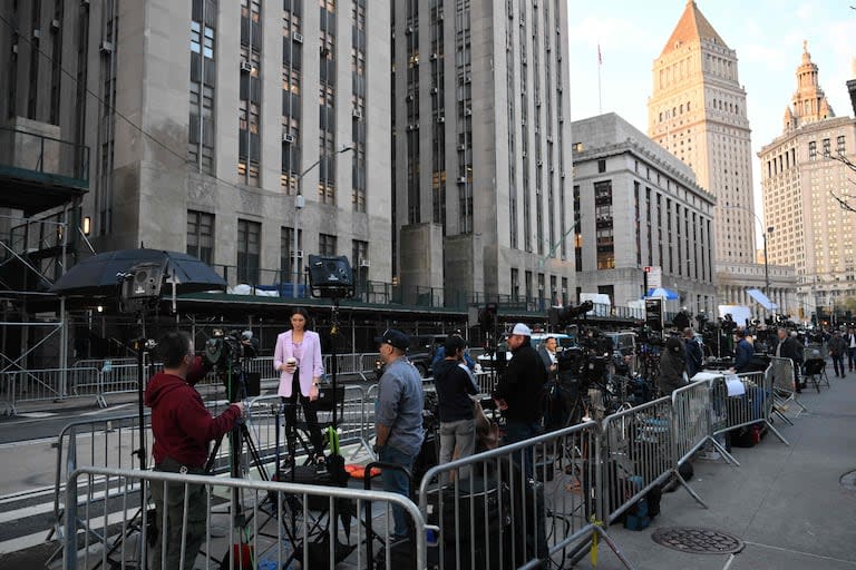 Medios de comunicación se reúnen fuera del Tribunal Penal de Manhattan en el primer día del juicio del ex presidente de los Estados Unidos, Donald Trump, en la ciudad de Nueva York el 15 de abril de 2024. 