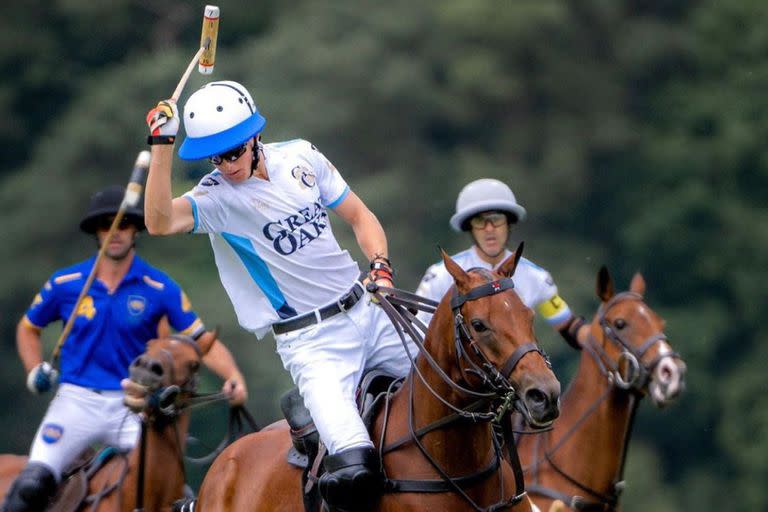 Cruz Heguy, de Great Oaks-Les Lions. se prepara para ejecutar un backhander, delante de su compañero Juan Martín Nero (derecha) y de Facundo Pieres, de Park Place, en una semifinal por la Copa de la Reina.