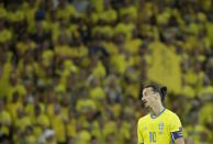 Es ist bisher nicht das Turnier der Superstars. Neben Ronaldo quälte auch den schwedischen Fußball-Berserker Zlatan Ibrahimovic ein übles Formtief. Im Gegensatz zu dem Portugiesen reichte es für Ibrahimovic nicht. Schweden scheidet nach einem 0:1 gegen Belgien mit insgesamt nur einem Punkt aus drei Spielen aus. (AP Photo/Ariel Schalit)