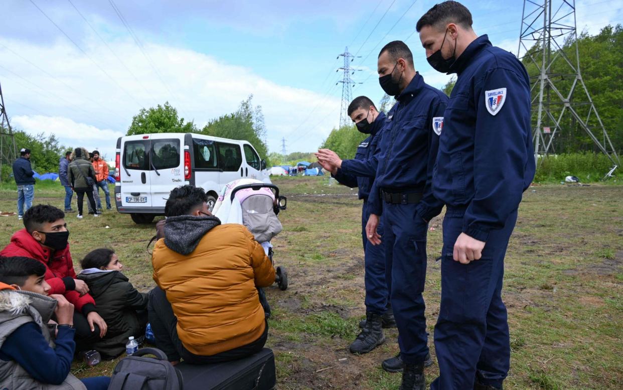 Municipal agents employed in the service of the 'green brigade' speak with Iraqi migrants  - DENIS CHARLET 