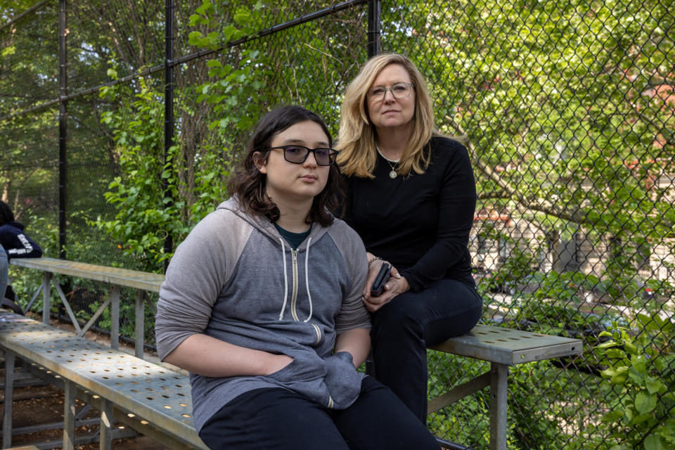Bradford Suthammanont, de 15 años, con su madre, Arminda Bepko, en Nueva York, el 23 de mayo de 2023. (Benjamin Norman/The New York Times).