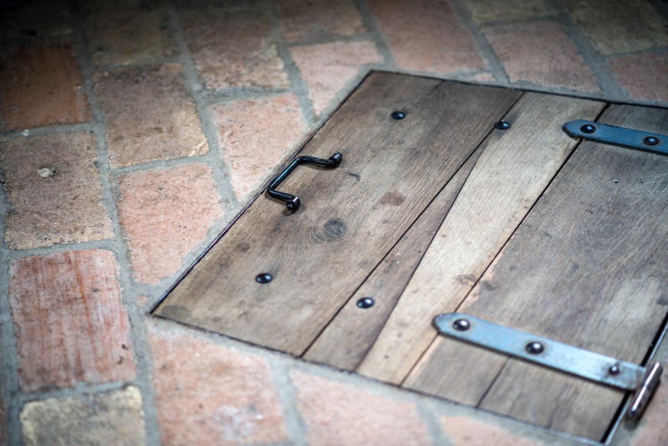 Architecture of Italy, Marche: Trapdoor hatch