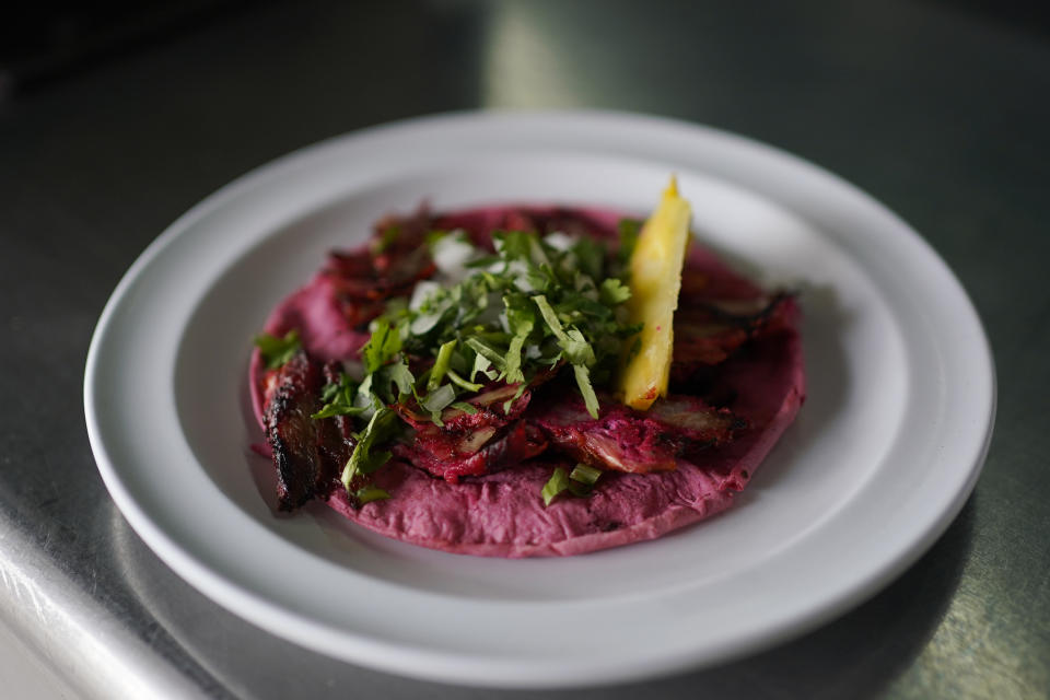 Un taco Barbie, por su color rosa, es servido en una mesa en un restaurante en la Ciudad de México, el jueves 20 de julio de 2023. (AP Foto/Eduardo Verdugo)