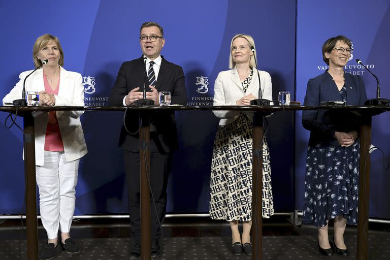 Izquierda a derecha, la presidenta del Partido Popular Sueco de Finlandia, Anna-Maja Henriksson; el presidente del Partido Coalición Nacional, Petteri Orpo; la presidenta del Partido Los Finlandeses, Riikka Purra, y la presidenta del Partido Demócrata Cristiano, Sari Essayah, anuncian el programa del nuevo gobierno en Helsinki, Finlandia, 15 de junio de 2023. (Heikki Saukkomaa/Lehtikuva via AP)