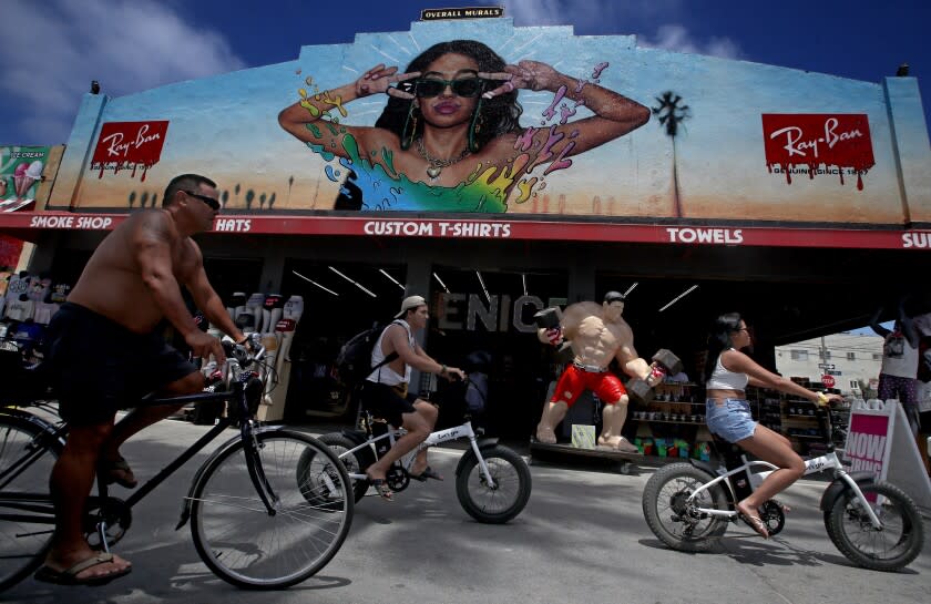 VENICE BEACH, CALIF. JULY 7, 2022. Bicyclists roll down the Venice Beach boardwalk on a warm Thursday afternoon, July 7, 2022. (Luis Sinco / Los Angheles Times)