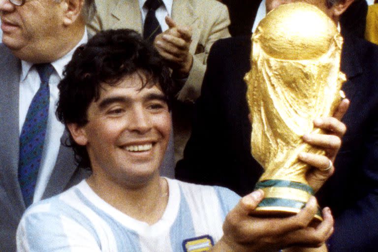 Diego Maradona con la Copa del Mundo