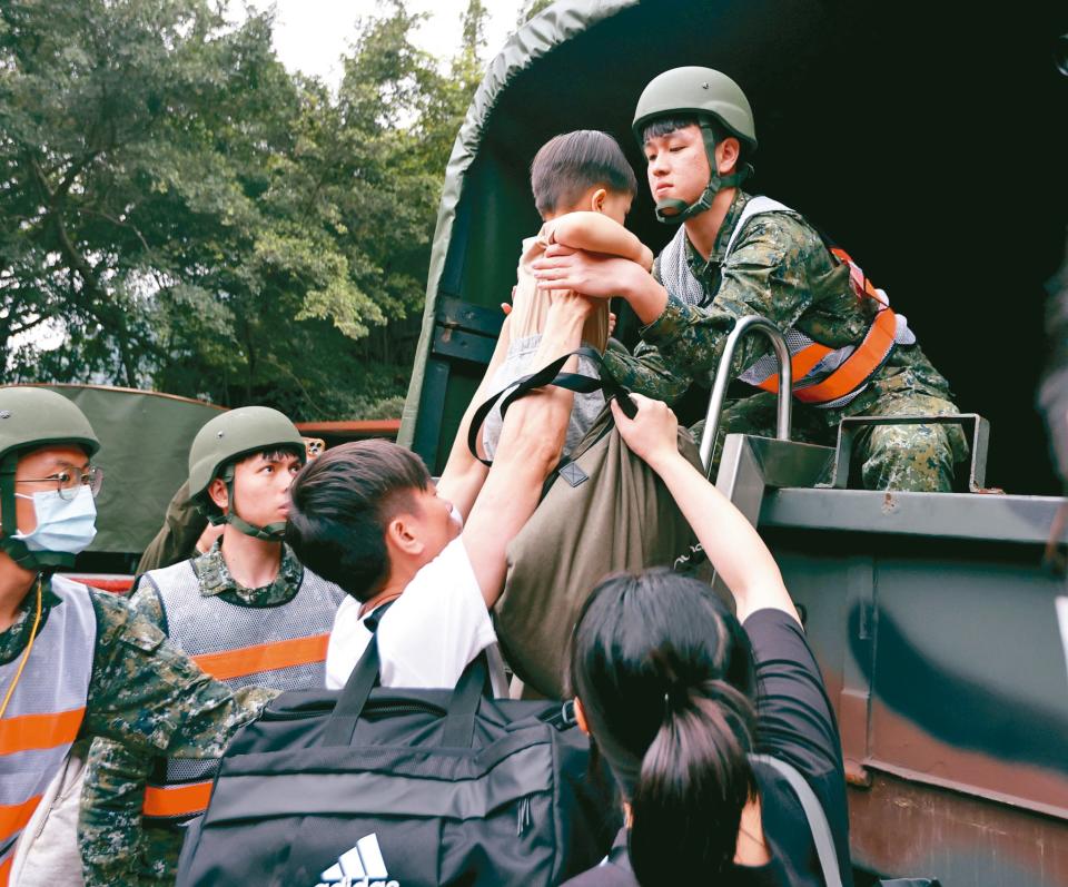 撤出受困旅客 花蓮大地震後第三天，昨天特搜隊和軍方相繼救出天祥晶英酒店等受困旅客，以直升機及軍用卡車撤出。記者劉學聖／攝影