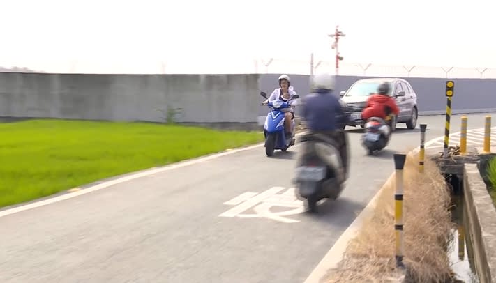 產業道路上沒有紅綠燈，騎士車速快，旁邊也沒護欄。（圖／東森新聞）