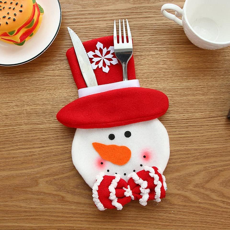 <p>Lleva la decoración de tu mesa a otro nivel con estas simpáticas fundas en forma de muñeco de nieve para colocar los cubiertos de cada uno de tus comensales. A los más pequeños de la casa les van a encantar. Disponibles en <a href="https://www.amazon.com/Sostenedores-cubiertos-titulares-decoraci%C3%B3n-suministros/dp/B09F64KNKD/ref=rvi_6/134-7998215-4139162?pd_rd_w=IeWk8&pf_rd_p=c0296674-5a83-4ad6-b035-0702d2b359df&pf_rd_r=P1JTDBY9CMV9RBNHN265&pd_rd_r=e6f67ef2-95f7-4173-8c90-fbb2c4dda307&pd_rd_wg=4djqX&pd_rd_i=B09F64KNKD&psc=1" rel="nofollow noopener" target="_blank" data-ylk="slk:Amazon;elm:context_link;itc:0;sec:content-canvas" class="link ">Amazon</a> por $8.99.</p>