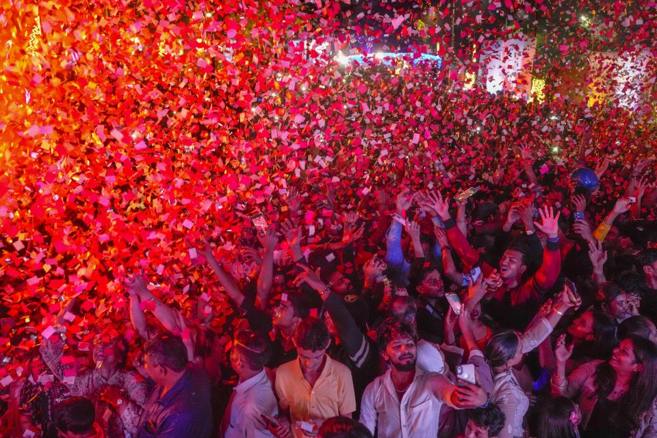 Una multitud celebra la llegada del año 2024 en un paseo en Mumbai, India, el 1 de enero de 2024. (AP Foto/Rafiq Maqbool)