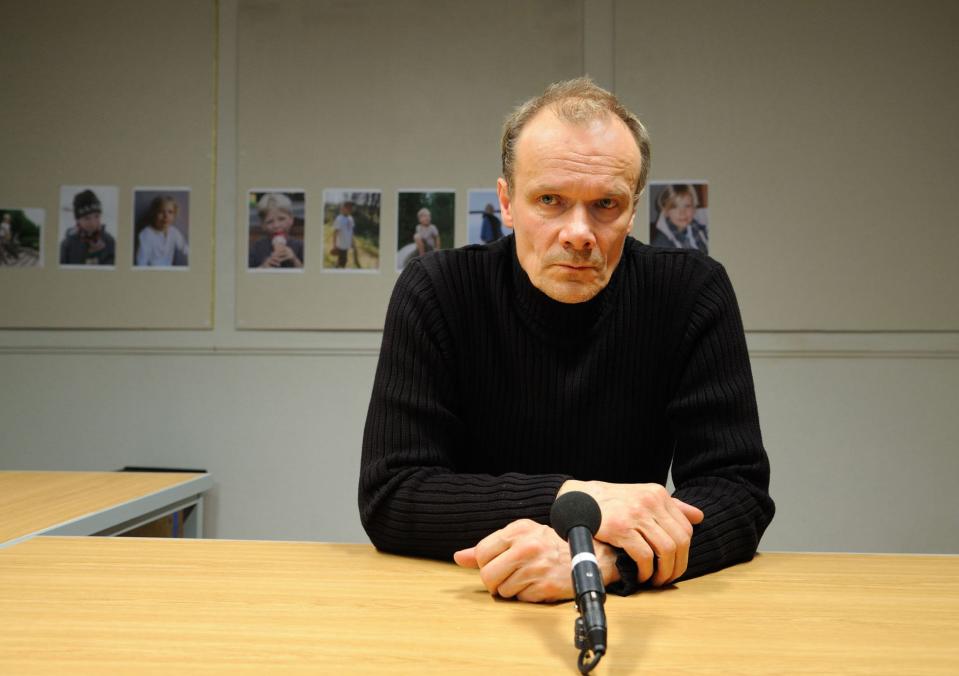Der Entführer Uwe Braun (Edgar Selge) im Vernehmungsraum (Bild: rbb/H. Spitz).