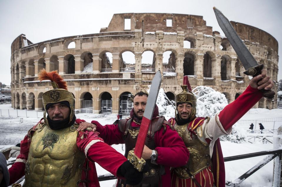 ROM03. ROMA (ITALIA), 26/02/2018.- Tres centuriones romanos posan frente al Coliseo en Roma, Italia, hoy, 26 de febrero de 2018. La ola de frío siberiano, que han llamado Burian, llegó ayer a Italia provocando copiosas nevadas en el norte y un frío intenso que ha llegado hasta los 20 grados bajo cero en algunas localidades y hoy alcanzó el centro del país y Roma, donde los colegios permanecen cerrados. EFE/ANGELO CARCONI